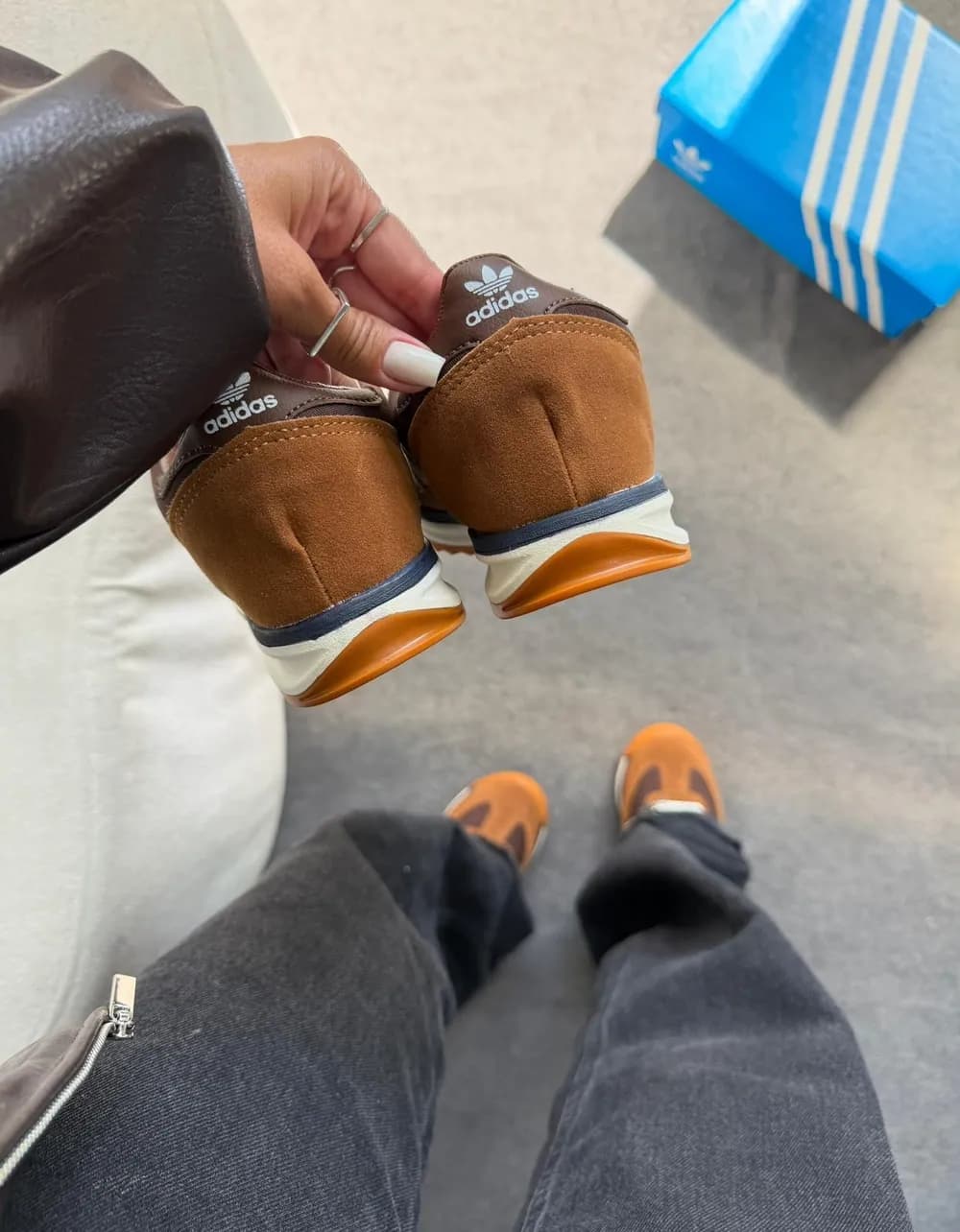 Tênis Adidas SL Camurça Caramelo/ Marinho — foto 4