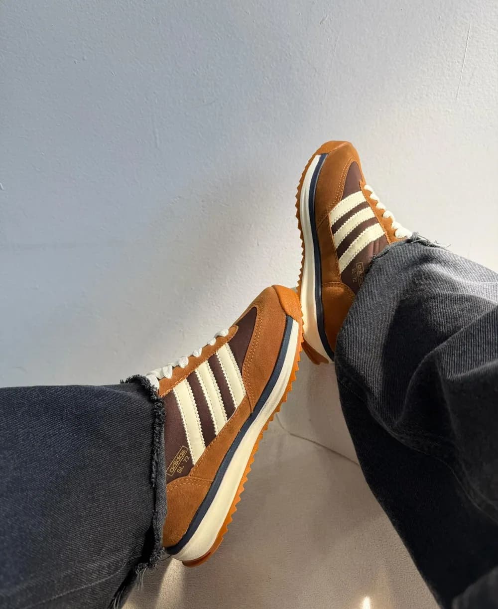 Tênis Adidas SL Camurça Caramelo/ Marinho — foto 5