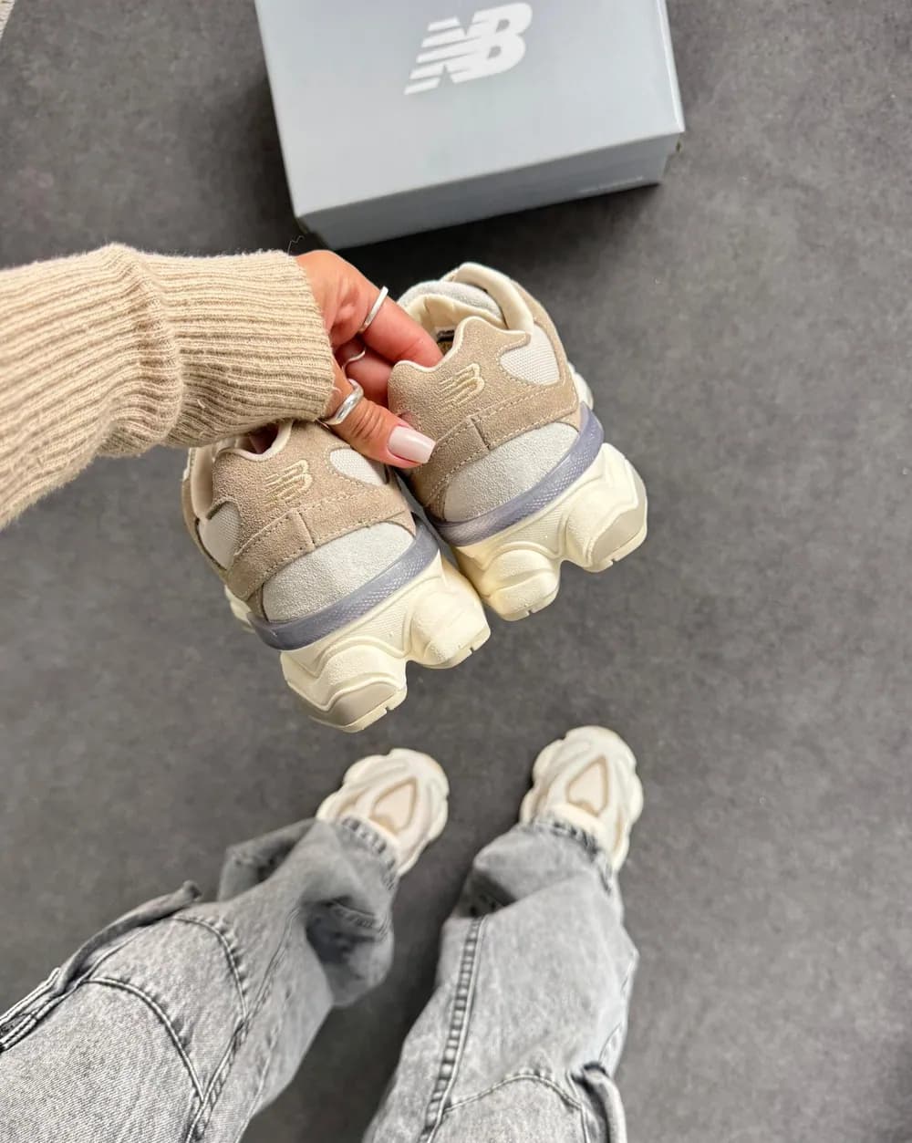 Tênis New Balance 9060 Couro Bege/Cinza — foto 6