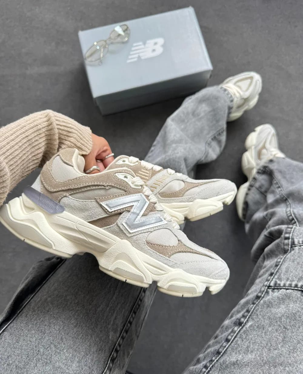 Tênis New Balance 9060 Couro Bege/Cinza — foto 8