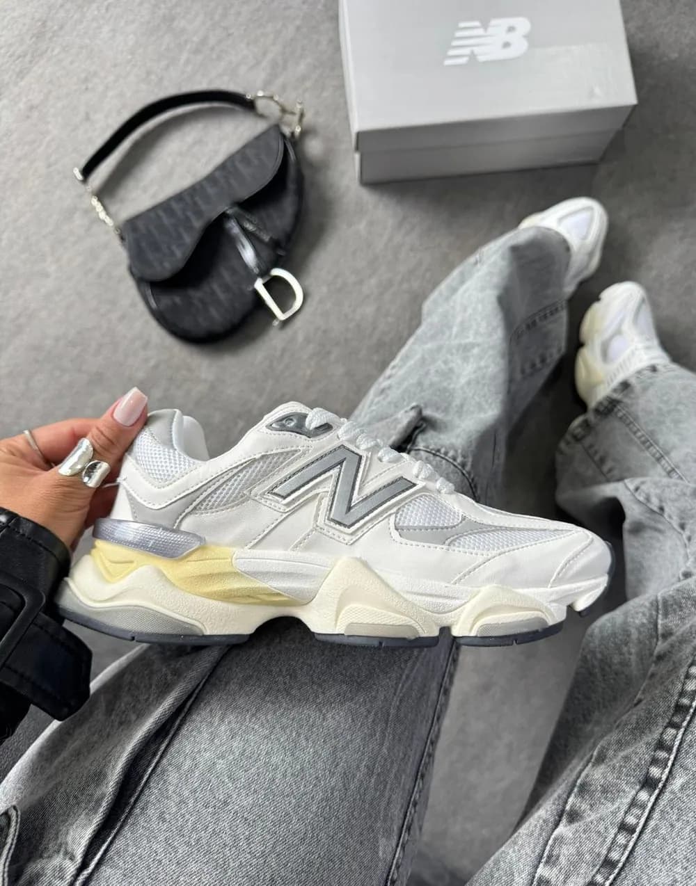 Tênis New Balance 9060 Couro Branco/Cinza — foto 3