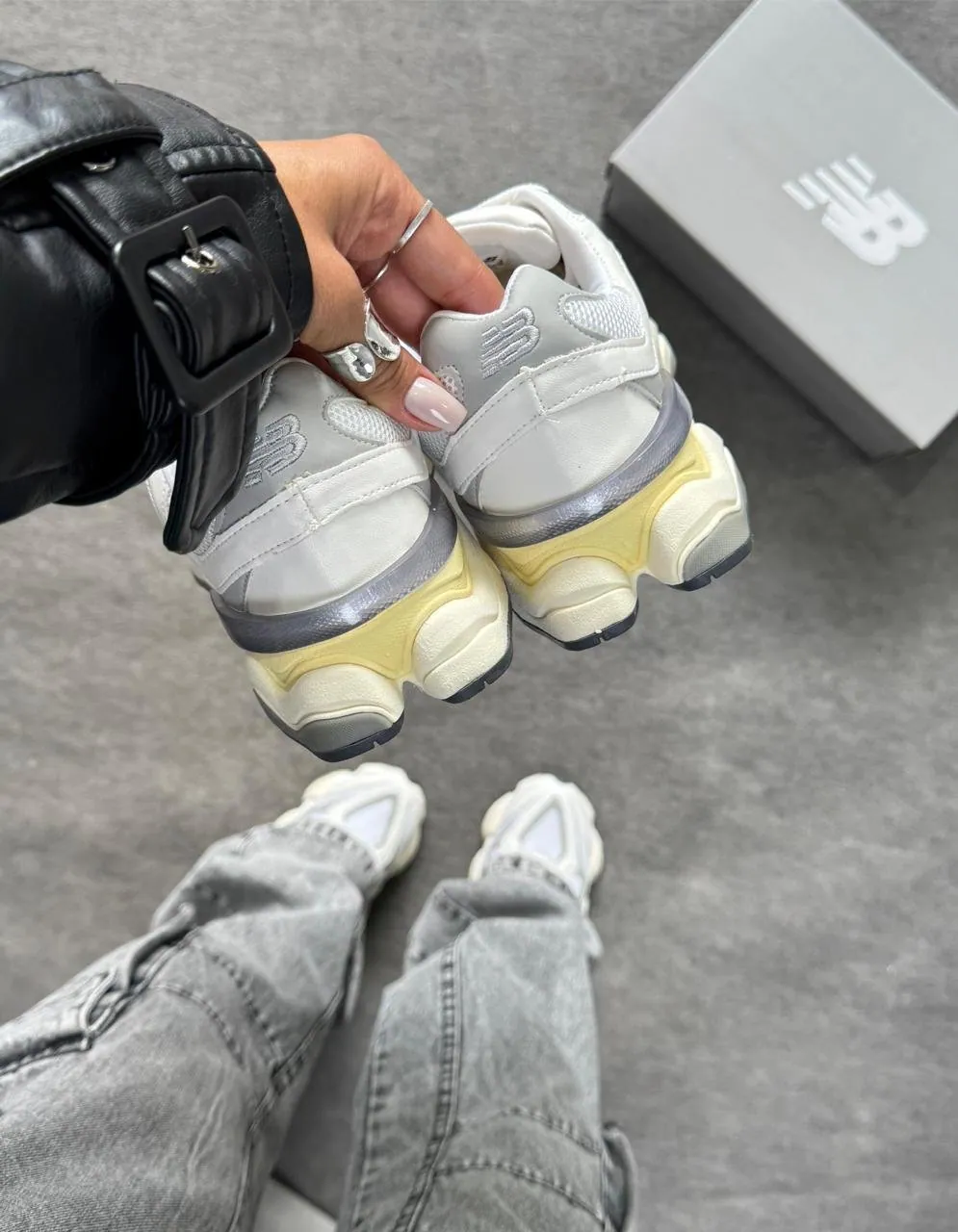 Tênis New Balance 9060 Couro Branco/Cinza — foto 4