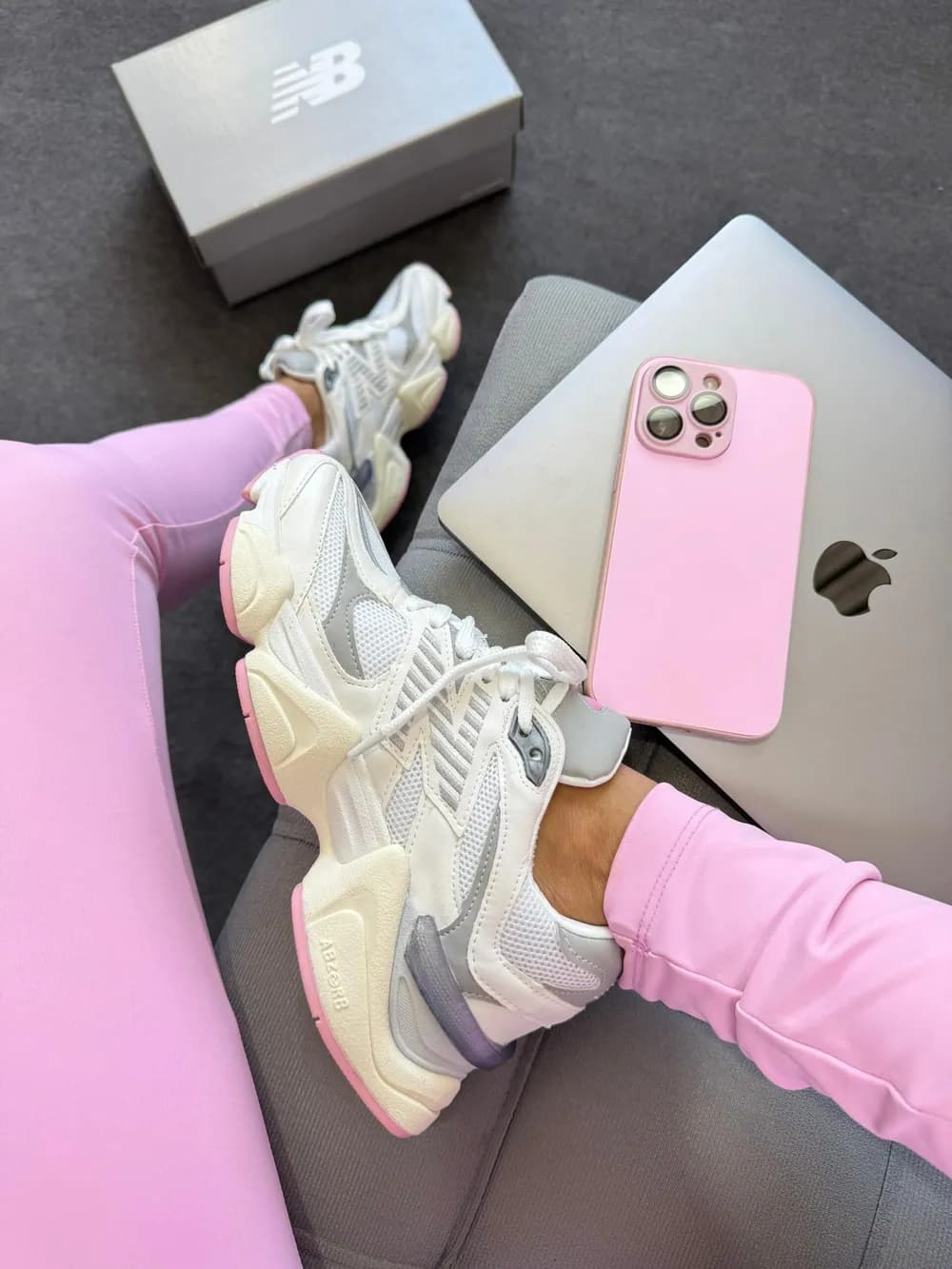 Tênis New Balance 9060 Couro Branco/Cinza / Rosa — foto 3