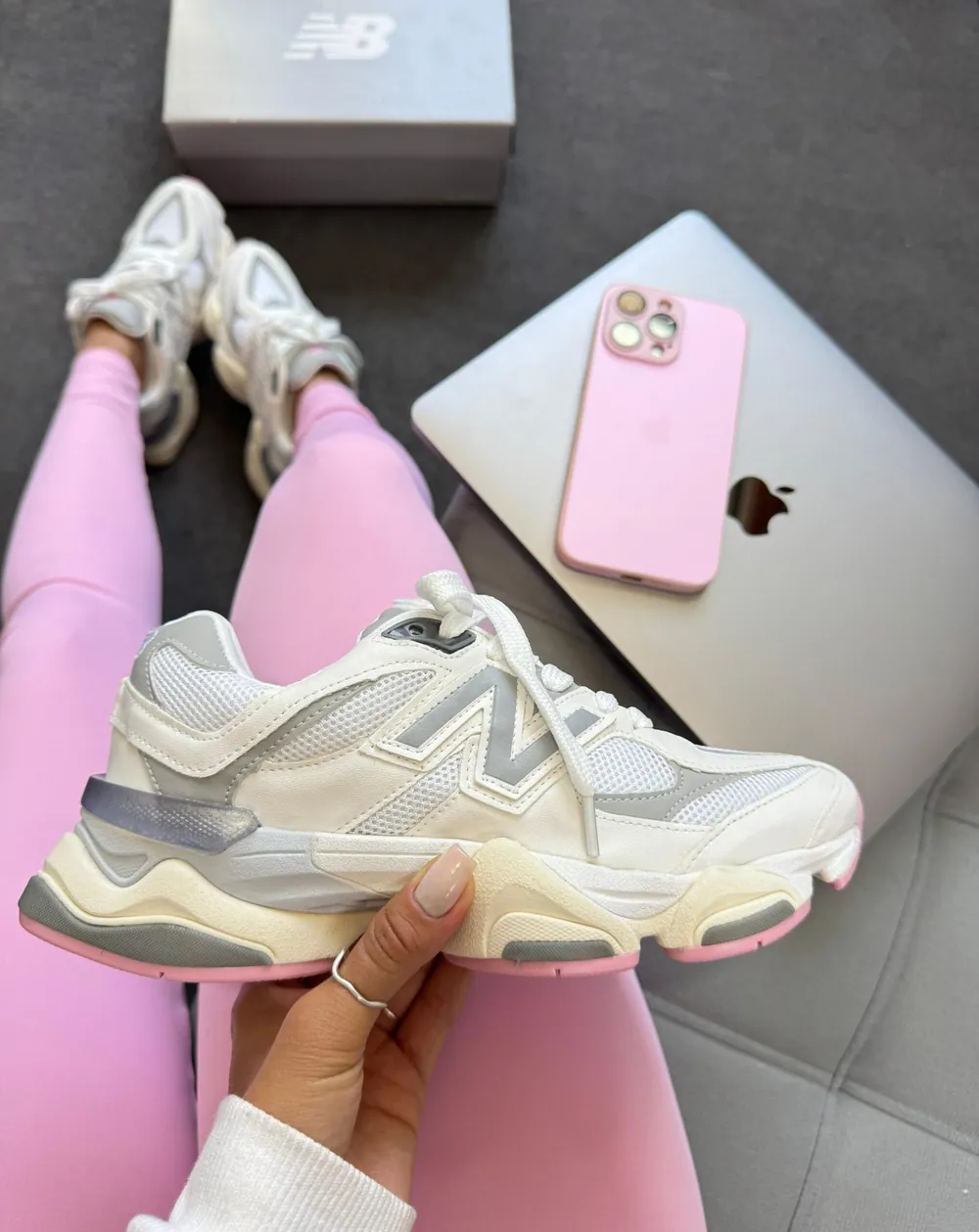 Tênis New Balance 9060 Couro Branco/Cinza / Rosa — foto 4