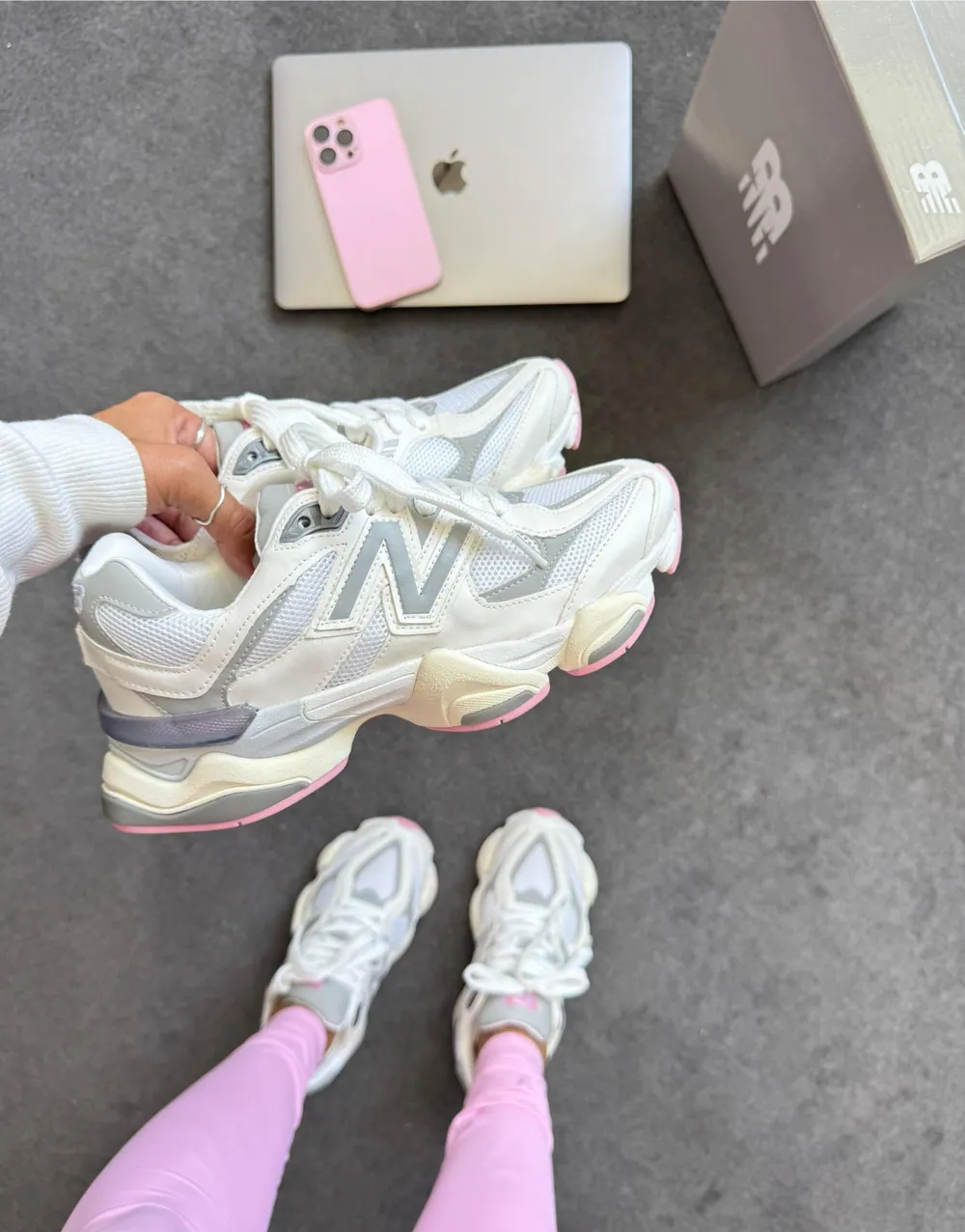 Tênis New Balance 9060 Couro Branco/Cinza / Rosa — foto 5