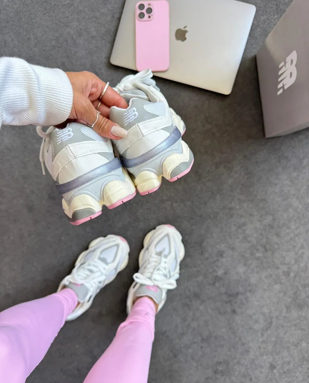 Tênis New Balance 9060 Couro Branco/Cinza / Rosa — foto 6