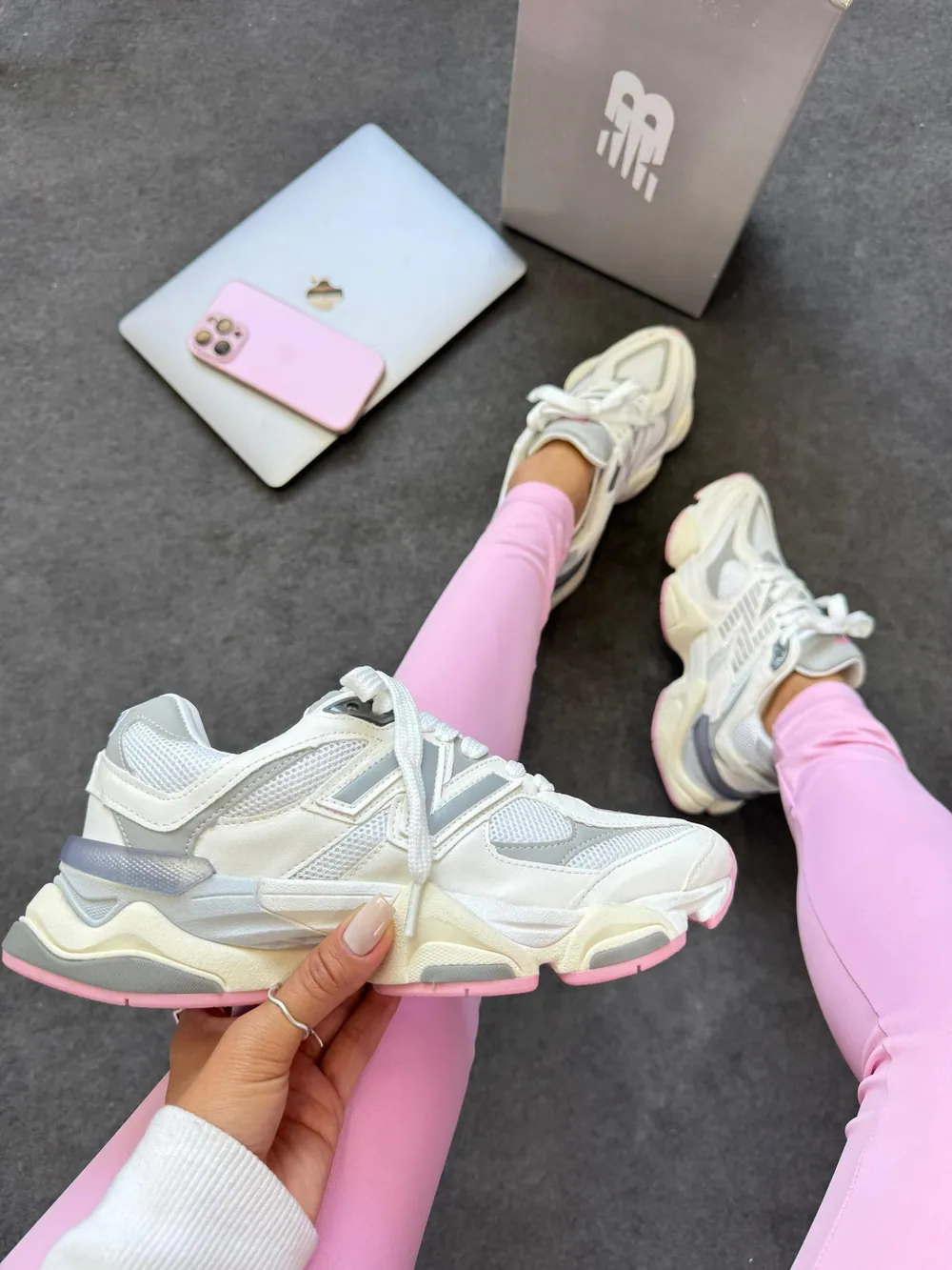 Tênis New Balance 9060 Couro Branco/Cinza / Rosa — foto 7
