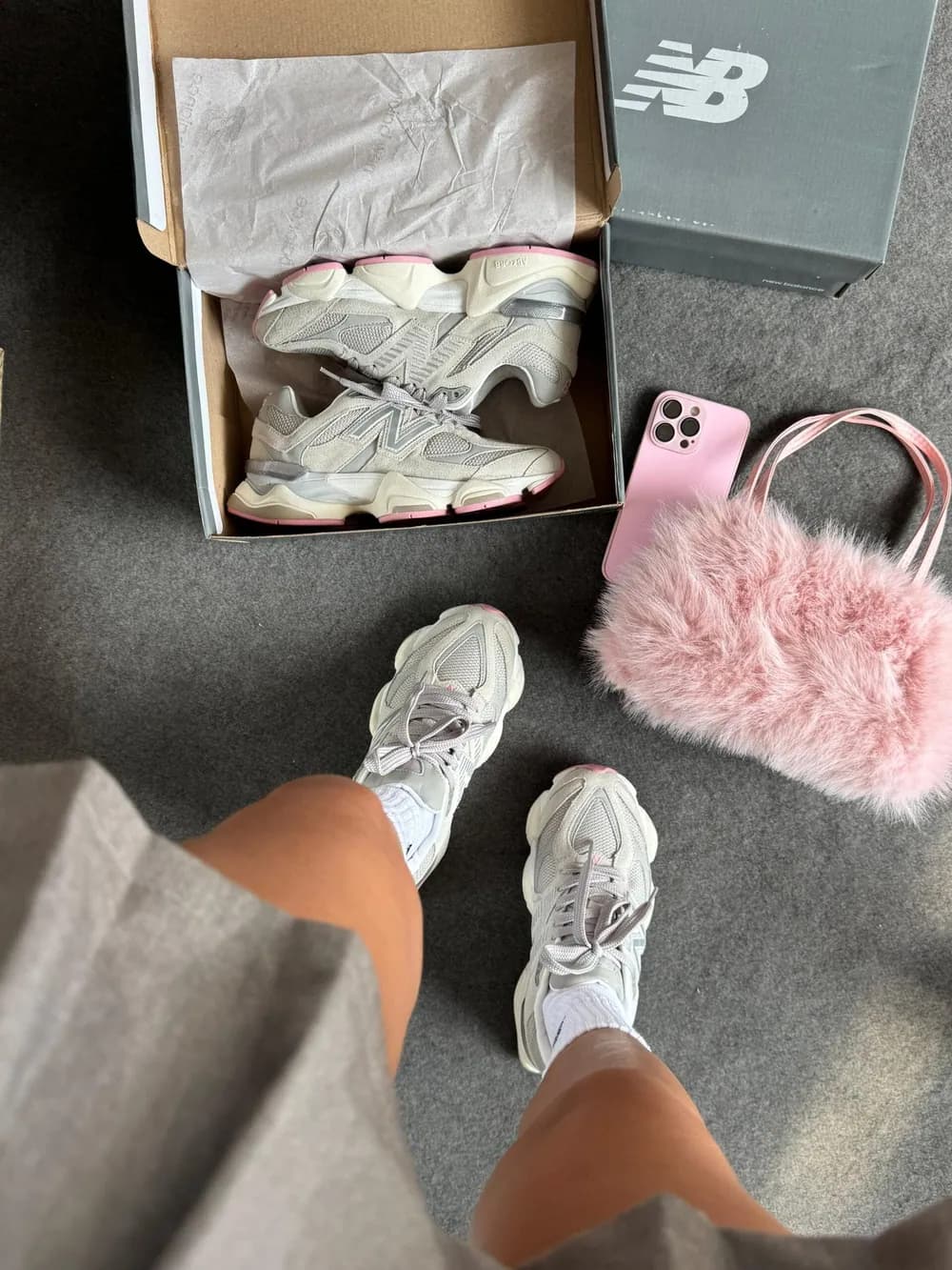Tênis New Balance 9060 Couro Cinza / Rosa — foto 2