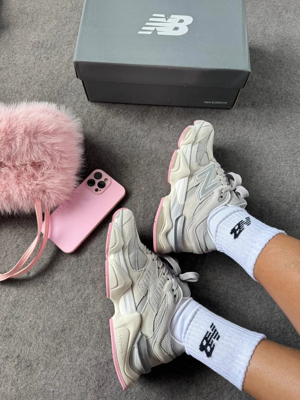 Tênis New Balance 9060 Couro Cinza / Rosa — foto 4