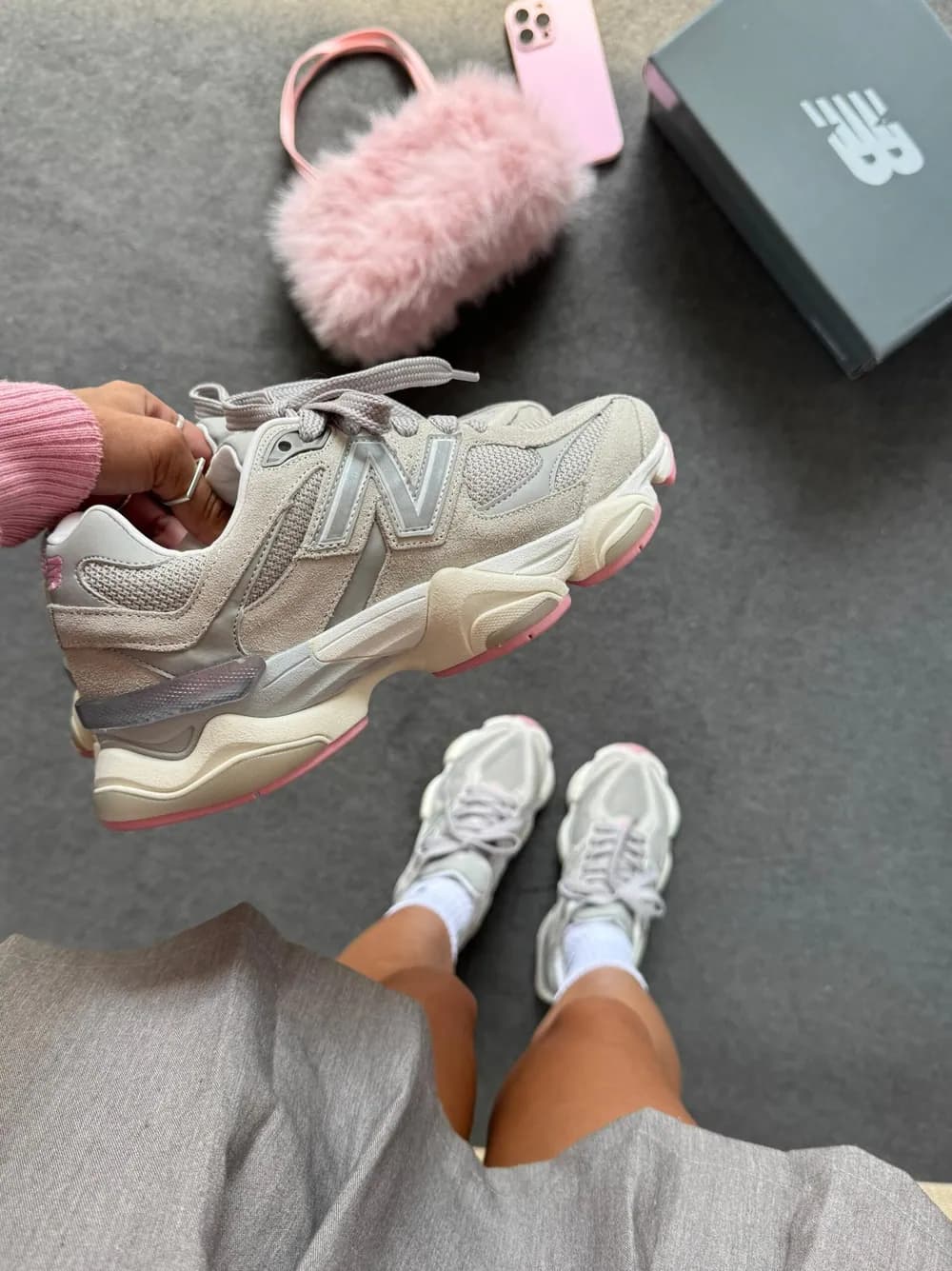 Tênis New Balance 9060 Couro Cinza / Rosa — foto 8