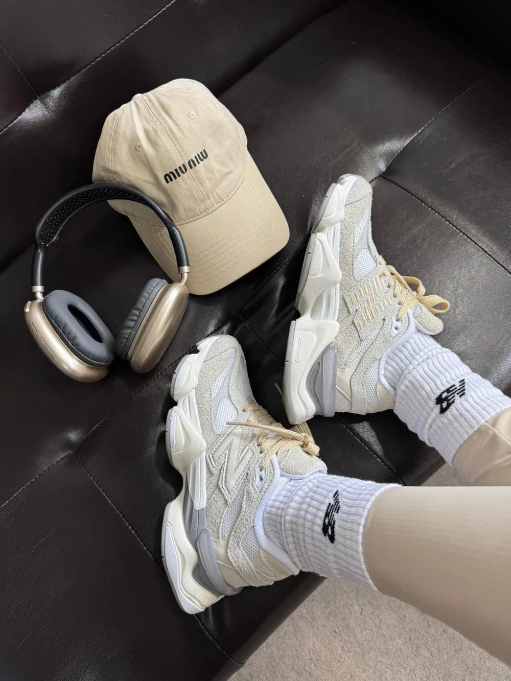 Tênis New Balance 9060 Couro Off/Bege — foto 4