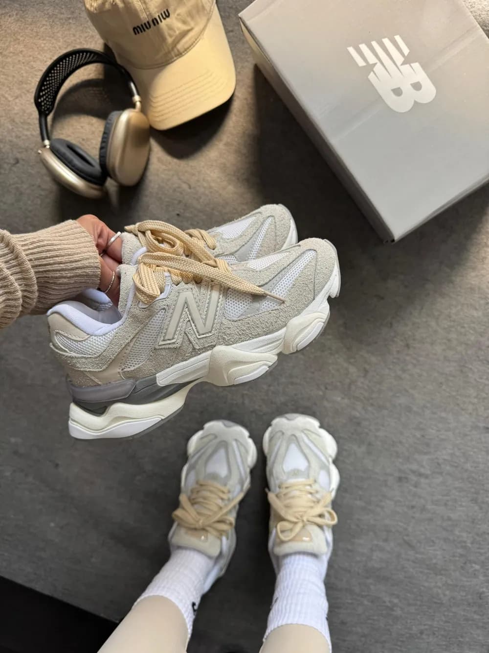 Tênis New Balance 9060 Couro Off/Bege — foto 6