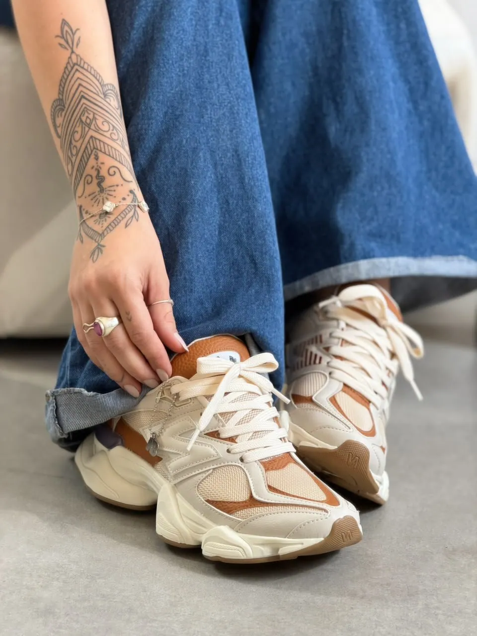 Tênis New Balance 9060 Sintético Off/Caramelo — foto 4