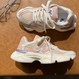 Tênis New Balance 9060 Sintético Off/Rose