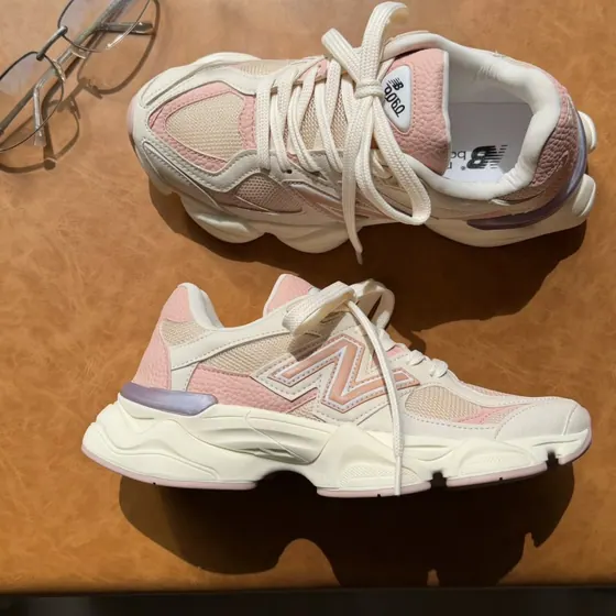 Tênis New Balance 9060 Sintético Off/Rose