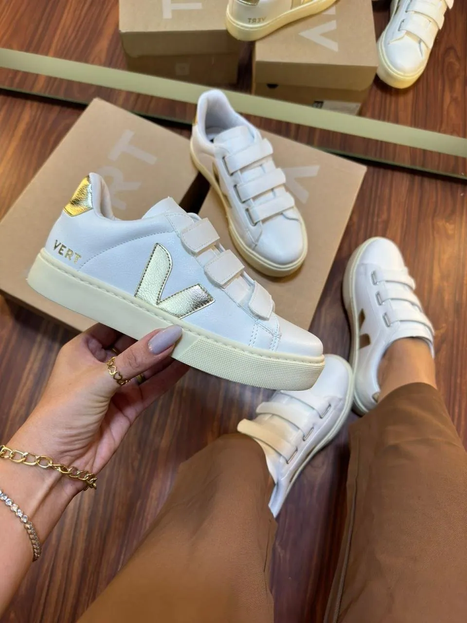 Tênis Vert Velcro Feminino Branco/Ouro — foto 1